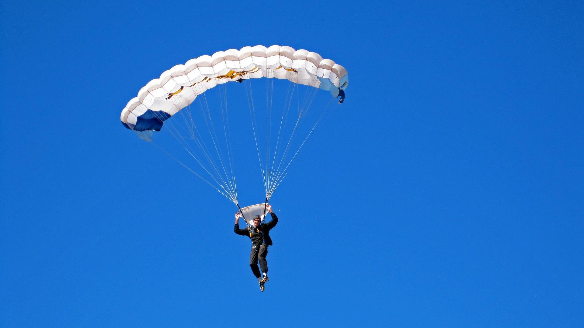 “领导与员工角色互换足球赛” 老板亲自上阵防守